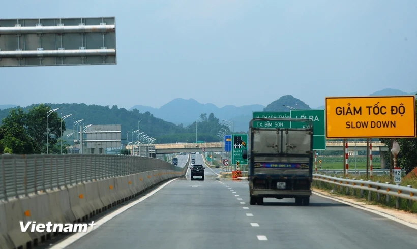 Phương tiện lưu thông trên tuyến đường bộ cao tốc Bắc-Nam đoạn Mai Sơn-Quốc lộ 45. (Ảnh: Việt Hùng/Vietnam+)