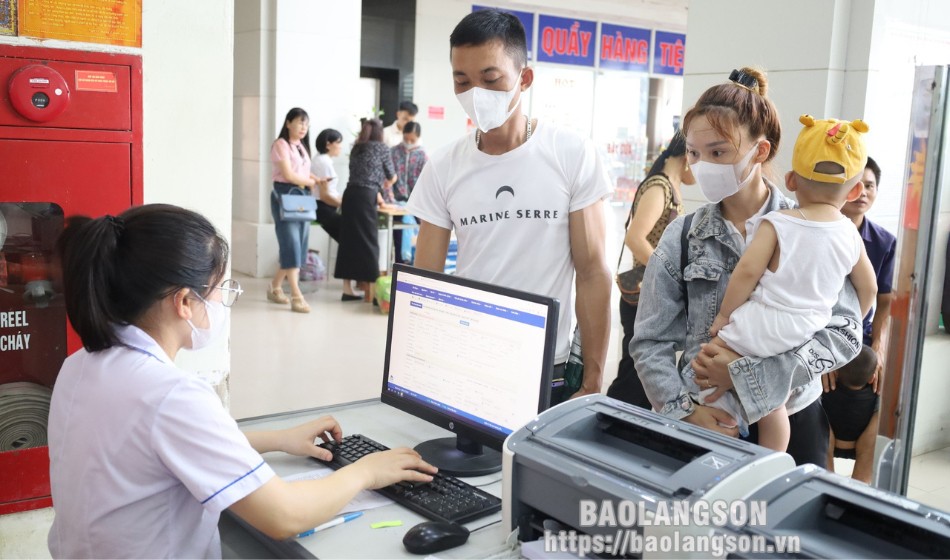 Cán bộ tại Bệnh viện Đa khoa tỉnh tiếp nhận và hướng dẫn người nhà của trẻ làm thủ tục khám sàng lọc