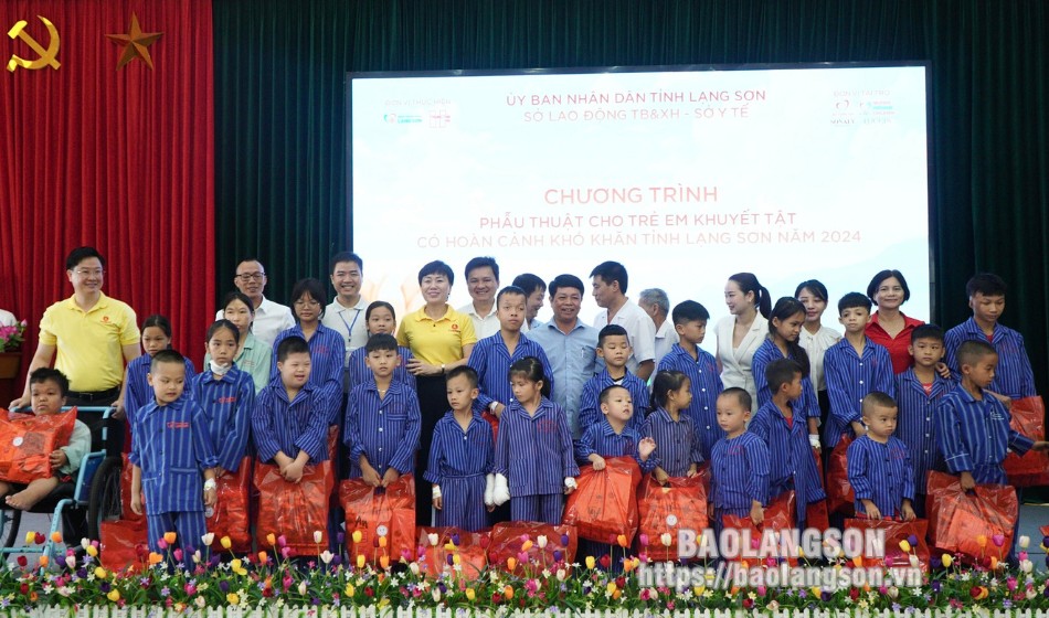 Các đại biểu, nhà tài trợ tặng quà và chụp ảnh lưu niệm với trẻ được chỉ định phẫu thuật tại chương trình