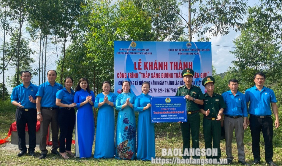 Lãnh đạo Liên đoàn Lao động huyện Tràng Định trao biểu trưng hỗ trợ xây dựng công trình đường kiểm tra cột mốc cho Đồn Biên phòng Pò Mã