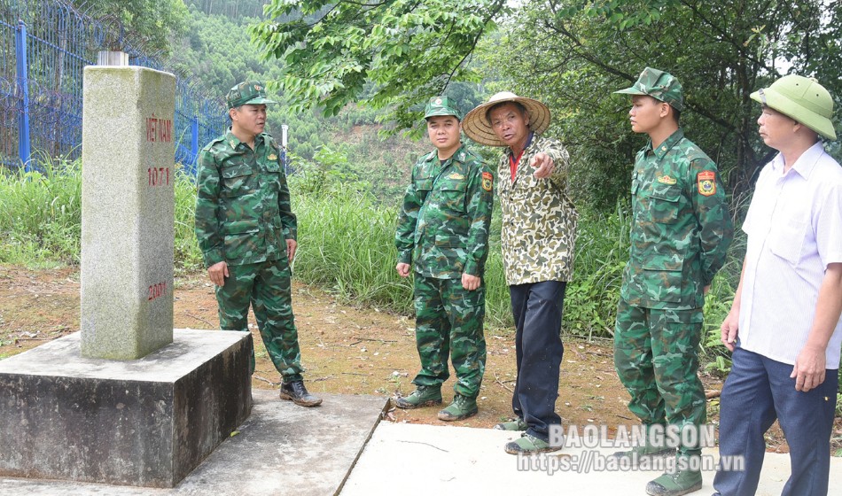 Người có uy tín trên địa bàn xã Thanh Long, huyện Văn Lãng và cán bộ, chiến sĩ Đồn Biên phòng Na Hình kiểm tra đường biên, cột mốc