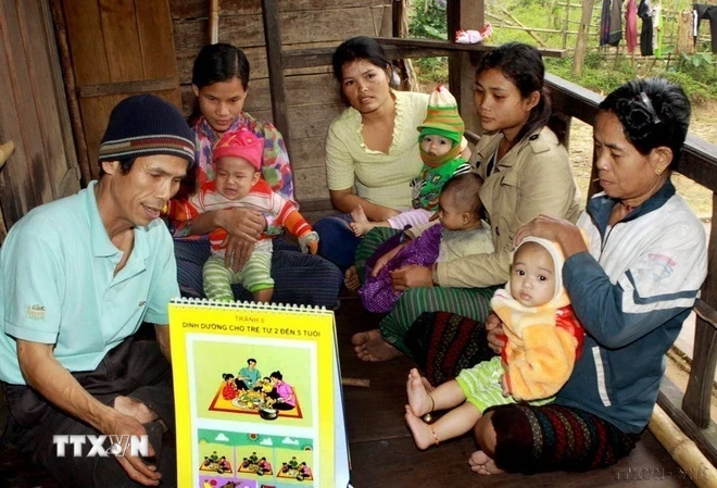 Y tế thôn bản kiểm tra tư vấn dinh dưỡng trẻ em cho đồng bào dân tộc Bru - Vân Kiều tại huyện Lệ Thủy (Quảng Bình) nhằm góp phần làm giảm tỷ lệ suy dinh dưỡng thấp còi, nhẹ cân cho trẻ em dưới 5 tuổi tại khu vực miền núi, vùng sâu, vùng xa. (Ảnh: Dương Ngọc/TTXVN)