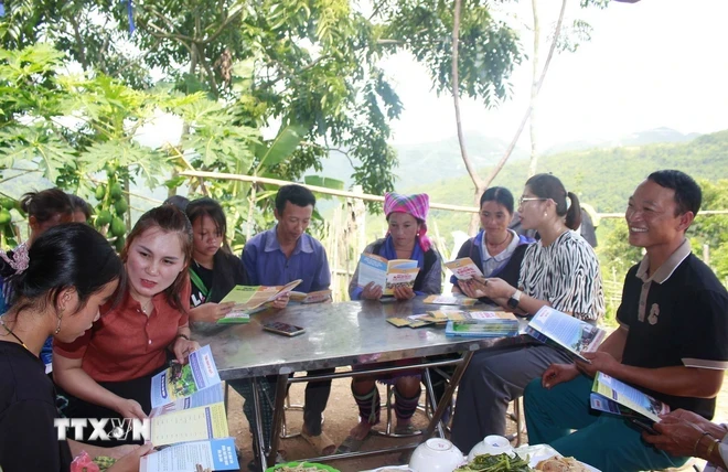 Tuyên truyền cho người dân tại xã Mường Cang, huyện Than Uyên, tỉnh Lai Châu, về Luật Hôn nhân và Gia đình, Luật Bình đẳng giới... (Ảnh: Nguyễn Oanh/TTXVN)