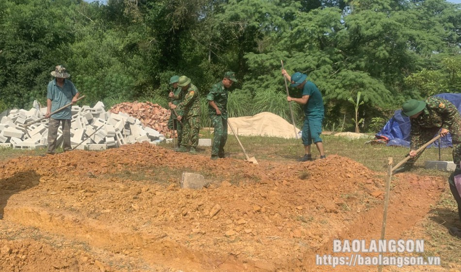 Cán bộ, chiến sĩ Đồn Biên phòng Na Hình và lực lượng dân quân giúp gia đình ông Lý Trí Quang đào móng để xây nhà ngay sau lễ khởi công