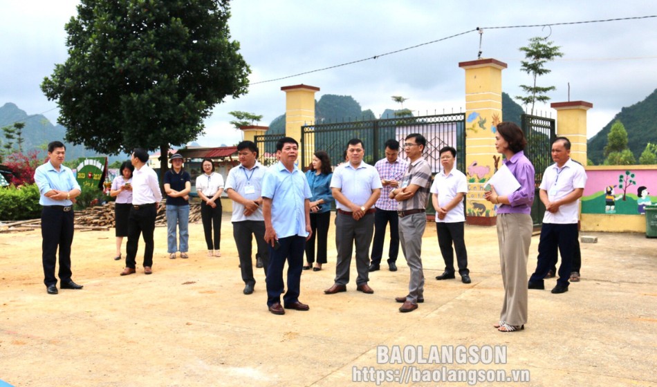 Đoàn công tác kiểm tra thực tế công trình trường học trên địa bàn xã Bằng Hữu