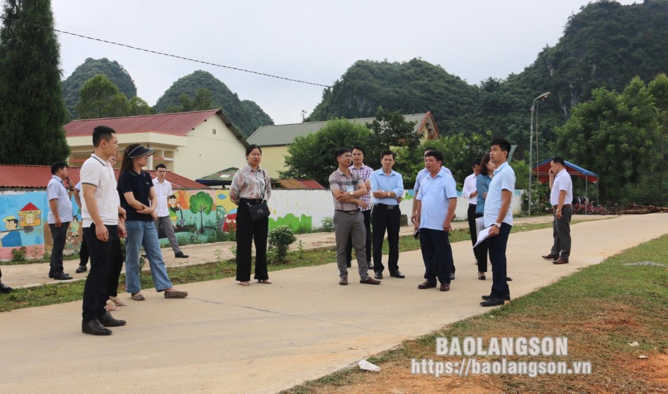 Đoàn công tác kiểm tra thực tế công trình sân thể thao trên địa bàn xã Bằng Hữu