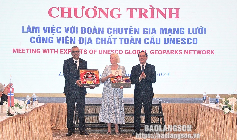 Đồng chí Dương Xuân Huyên, Uỷ viên Ban Thường vụ Tỉnh uỷ, Phó Chủ tịch Thường trực UBND tỉnh tặng quà lưu niệm các chuyên gia