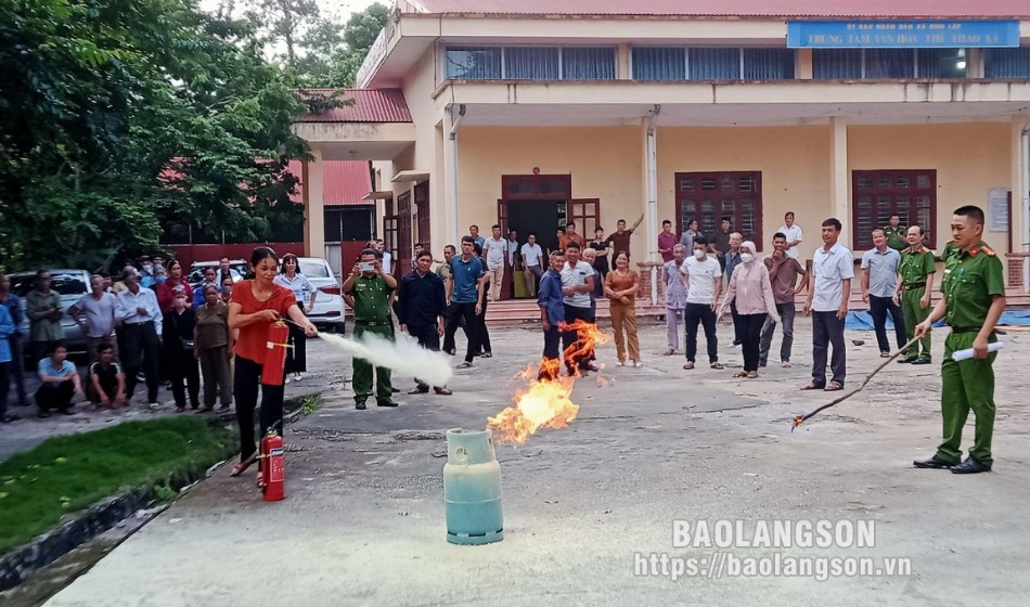 Người dân xã Đình Lập thực tập sử dụng bình cứu hỏa chữa cháy