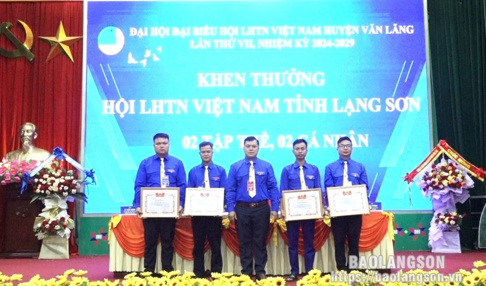 Lãnh đạo Hội LHTN Việt Nam tỉnh Lạng Sơn tặng bằng khen cho các tập thể, cá nhân có thành tích xuất sắc