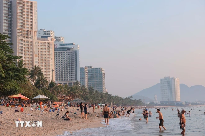 Bãi biển Nha Trang trải dài hút tầm mắt với nước biển xanh trong là nơi thu hút nhiều du khách đến nghỉ dưỡng, vui chơi. (Ảnh: Hoàng Hiếu/TTXVN)