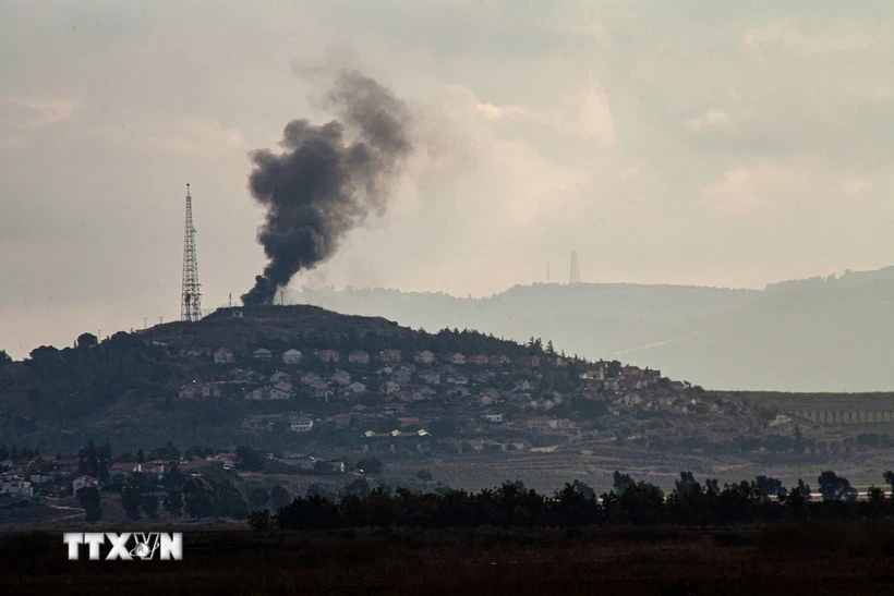 Khói bốc lên sau vụ tấn công của Phong trào Hezbollah nhằm vào một tiền đồn quân sự Israel ở Metulla, giáp với miền Nam Liban. (Ảnh: AFP/TTXVN/TTXVN)