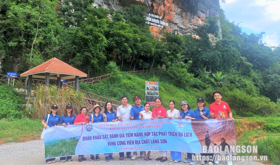 Đoàn khảo sát chụp ảnh lưu niệm tại Hang Thẩm Khuyên - Thẩm Hai (huyện Bình Gia)