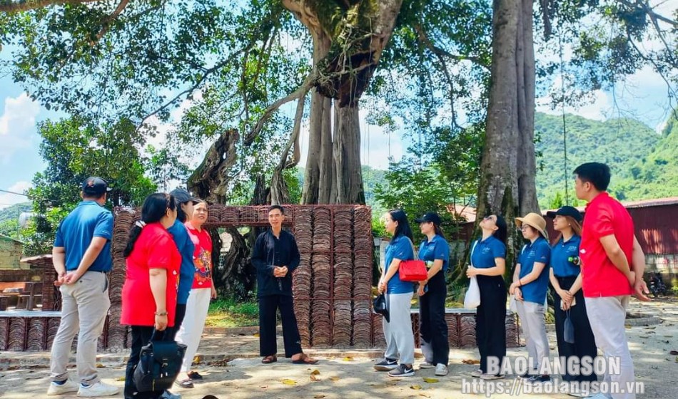 Đoàn khảo sát nghe người dân địa phương về những nét văn hóa đặc sắc tại Làng Văn hoá Tày (huyện Bắc Sơn)