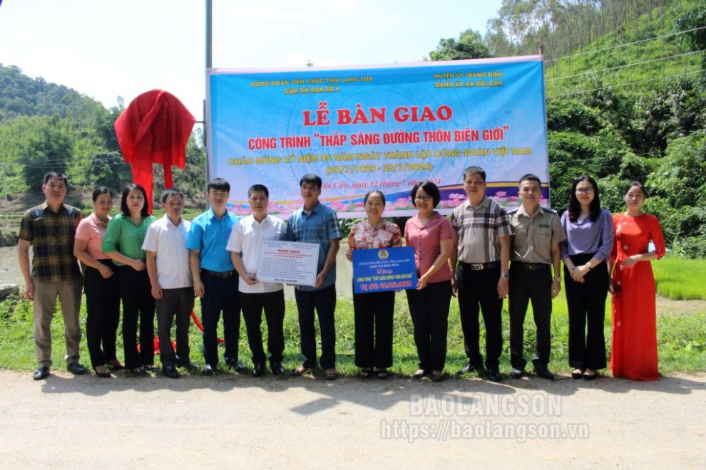 Lãnh đạo Liên đoàn Lao động tỉnh, Công đoàn Viên chức tỉnh và Cụm thi đua số 4 trao biểu trưng công trình cho đại diện xã Đội Cấn