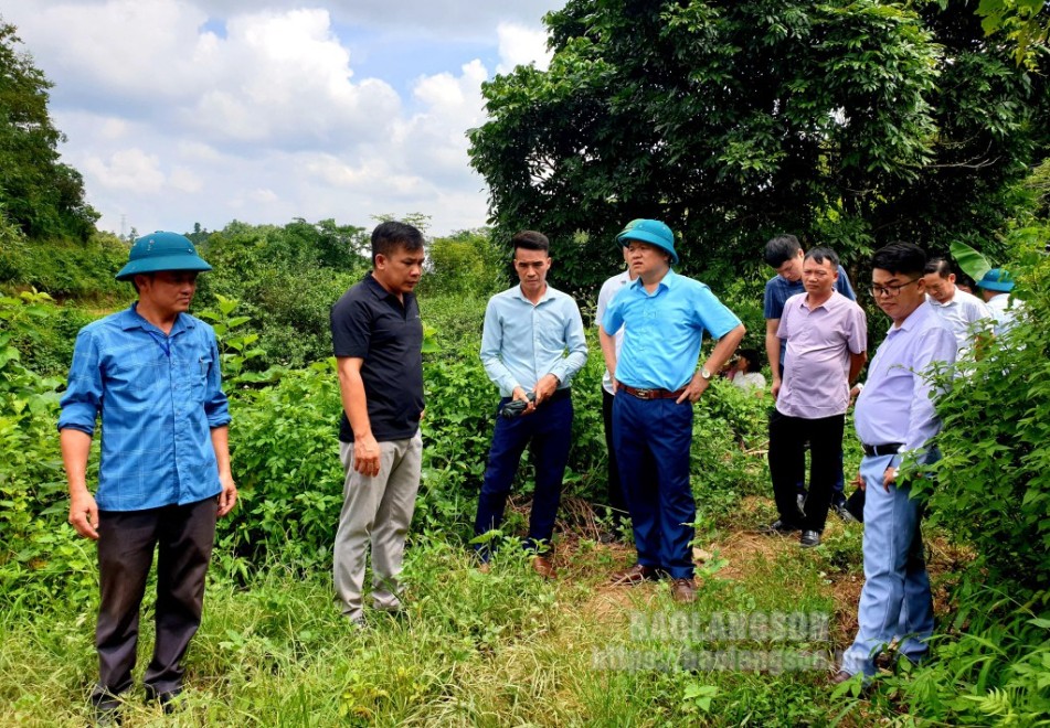 Đoàn khảo sát tại công trình mương Cốc Muống - Nà Mu, thôn Bản Téng, xã Lương Năng, huyện Văn Quan