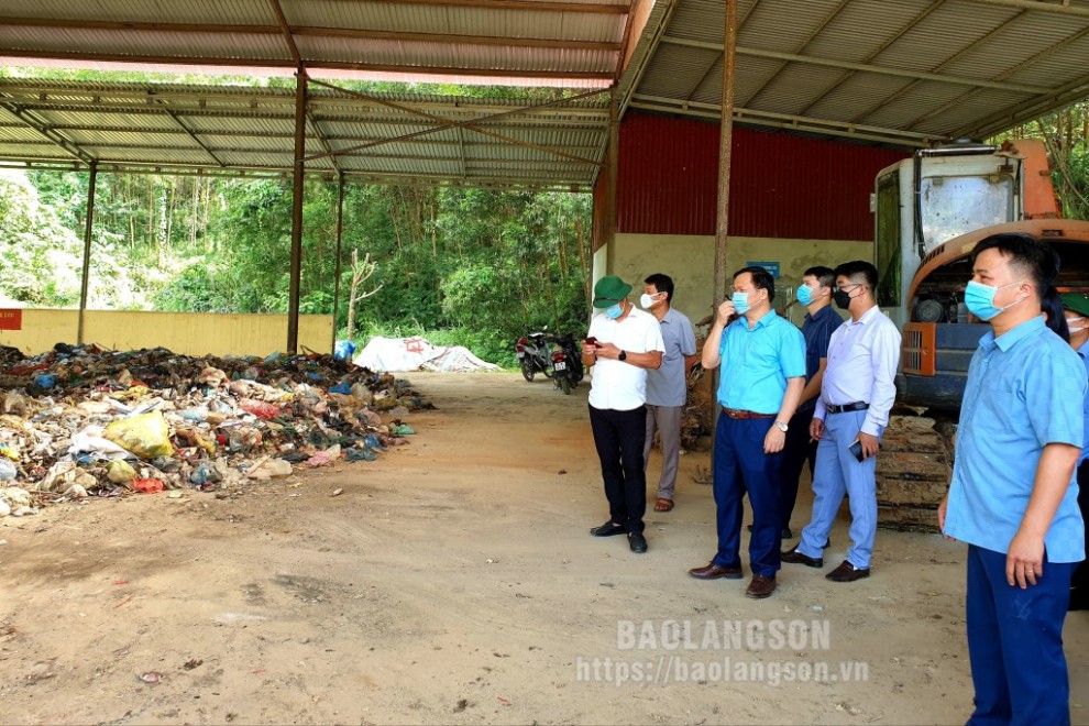 Đoàn khảo sát tại Khu xử lý chất thải rắn trên địa bàn huyện Văn Quan