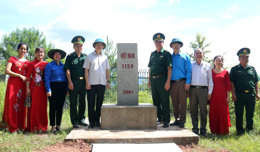 Các đại biểu bên cột mốc 1159, thuộc thôn Bản Lòa, xã Thanh Lòa, huyện Cao Lộc