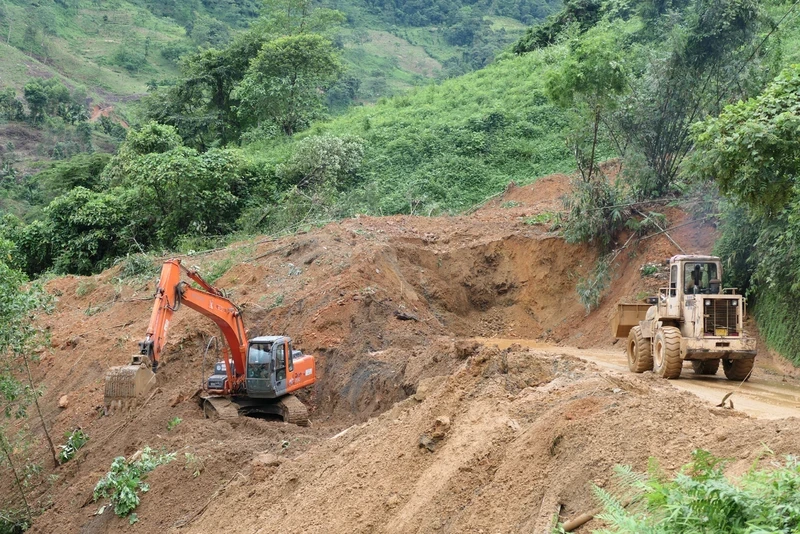 Sở Giao thông vận tải Hà Giang huy động máy móc để thông tuyến Quốc lộ 34.