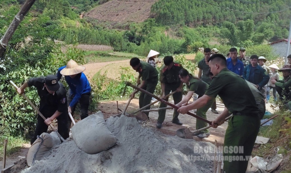 Đoàn viên thanh niên các đơn vị tham gia làm đường bê tông tại xã Vân An, huyện Chi Lăng