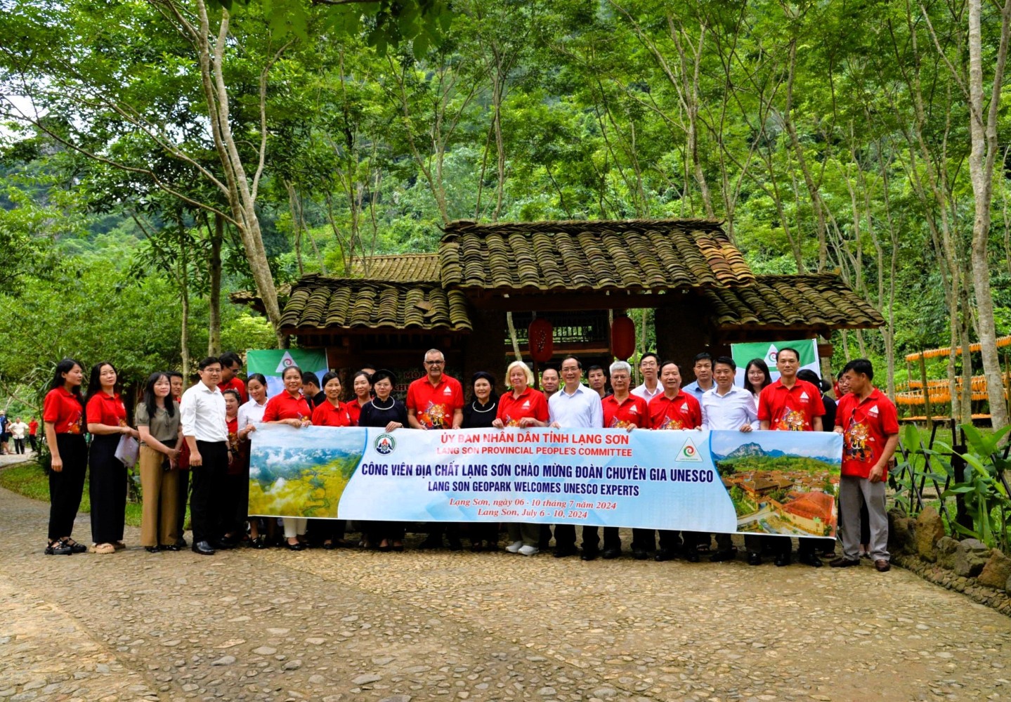 Sáng ngày 6/7/2024, các chuyên gia UNESCO gồm: Tiến sĩ Kristin Rangnes, quốc tịch Na Uy và Giáo sư, tiến sĩ Tuncer Demir, quốc tịch Thổ Nhĩ Kỳ đã đến tỉnh Lạng Sơn bắt đầu chuyến thẩm định thực địa hồ sơ đề nghị công nhận Công viên địa chất Lạng Sơn là Công viên địa chất toàn cầu UNESCO. Đồng chí Dương Xuân Huyên, Ủy viên Ban Thường vụ Tỉnh ủy, Phó Chủ tịch Thường trực UBND tỉnh thay mặt lãnh đạo tỉnh đã tiếp đón, chào mừng đoàn đến thẩm định tại Lạng Sơn.