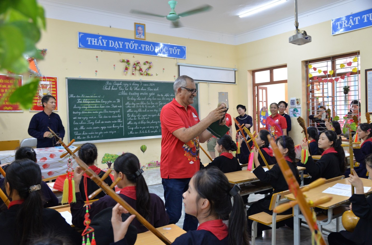 Làng văn hóa Tày, xã Bắc Quỳnh, huyện Bắc Sơn là một trong những điểm Đoàn chuyên gia đến thẩm định trong ngày đầu tiên tới Lạng Sơn. Đây là một làng văn hóa du lịch cộng đồng đặc sắc với hơn 400 ngôi nhà sàn mái lợp ngói âm dương, tất cả cùng tựa lưng vào dãy núi đá vôi, quay về hướng Nam, về phía cánh đồng lúa Bắc Sơn trù phú bên dòng suối trong xanh uốn lượn, tạo nên khung cảnh non nước hữu tình. Tại địa phương thường xuyên tổ chức lớp học hát then, đàn tính và học tiếng Tày cho thế hệ trẻ (Trong ảnh là Giáo sư, tiến sĩ Tuncer Demir chuyên gia mạng lưới Công viên địa chất toàn cầu UNESCO chụp ảnh lớp học Hát Then - Đàn tính tại xã Bắc Quỳnh)