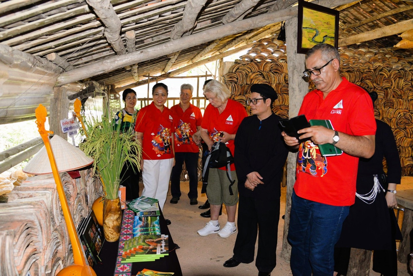 Trong ngày đầu tiên Đoàn chuyên gia cũng đã đến thẩm định tại Làng ngói âm dương, xã Long Đống, huyện Bắc Sơn. Đây là làng nghề làm ngói thủ công truyền thống có từ lâu đời. Ngói âm dương là vật liệu truyền thống để lợp mái nhà sàn của đồng bào các dân tộc Tày, Nùng. Ngói được làm từ đất sét mịn, dẻo, cách nhiệt tốt, nhà lợp ngói này đông ấm hè mát rất dễ chịu.