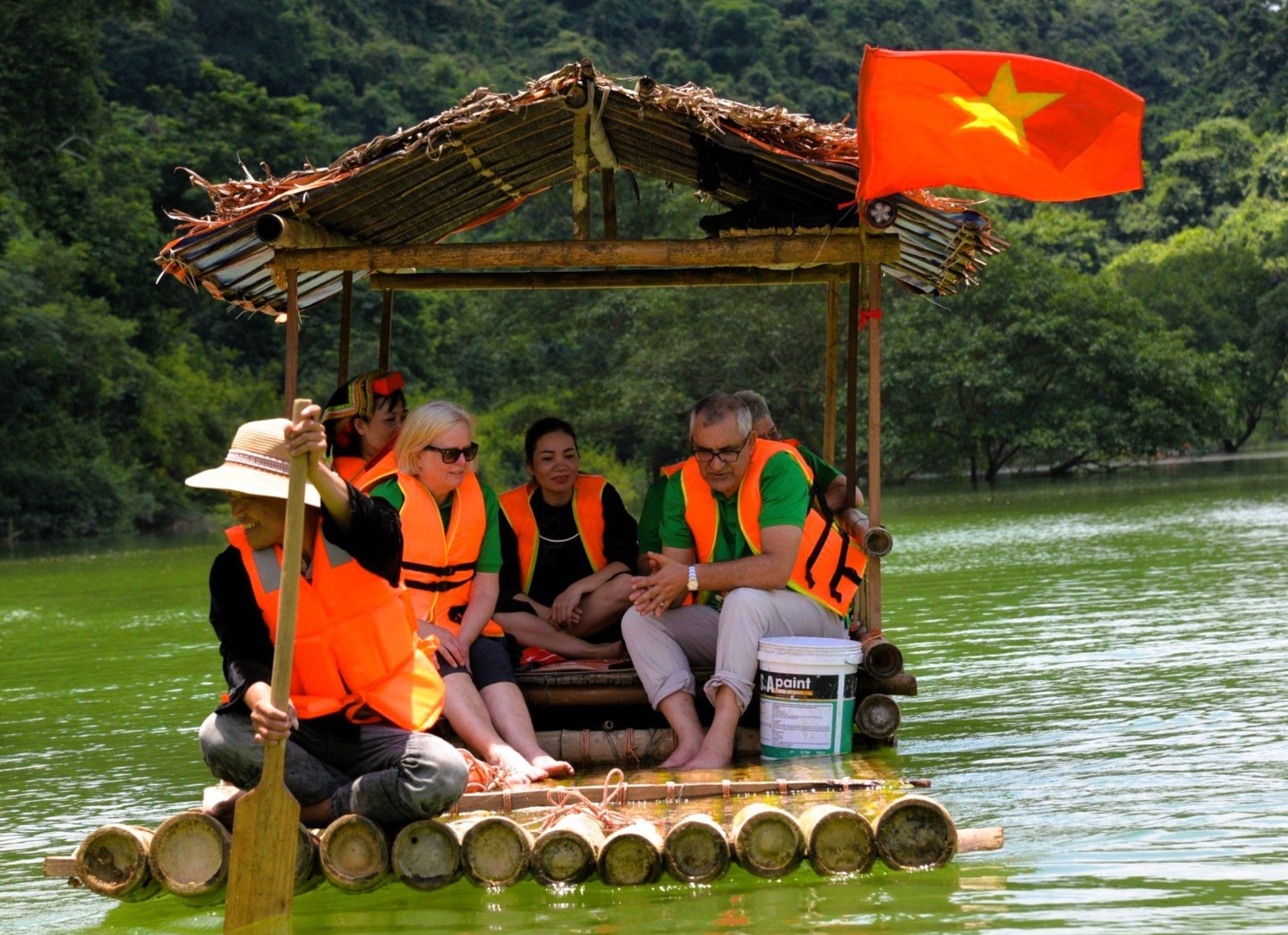 Trong sáng cùng ngày 7/7, Đoàn Chuyên gia UNESCO trải nghiệm đi bè trên hồ nước tại Thung lũng thần tiên Đồng Lâm, xã Hữu Liên, huyện Hữu Lũng. Thung lũng Đồng Lâm có diện tích hơn 100ha nằm sâu trong Khối đá vôi Bắc Sơn, được bao bọc bởi thảm rừng nguyên sinh của khu bảo tồn thiên nhiên Hữu Liên với hệ động, thực vật đặc hữu phong phú.