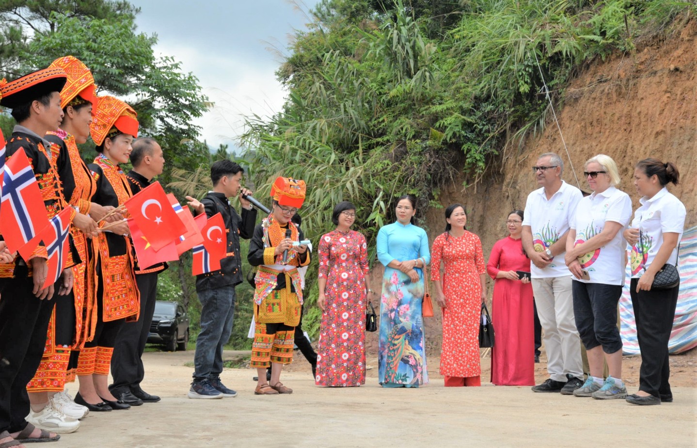 Ngày 9/6 đoàn chuyên gia đã đến thẩm định tại Thác Bản Khiếng (huyện Lộc Bình), đoàn đã được nghe các thuyết minh viên người Dao giới thiệu về vẻ đẹp của thác và nghe kể những câu chuyện về nét đẹp văn hóa truyền thống, tập quán sinh hoạt của bà con dân tộc trên địa bàn.