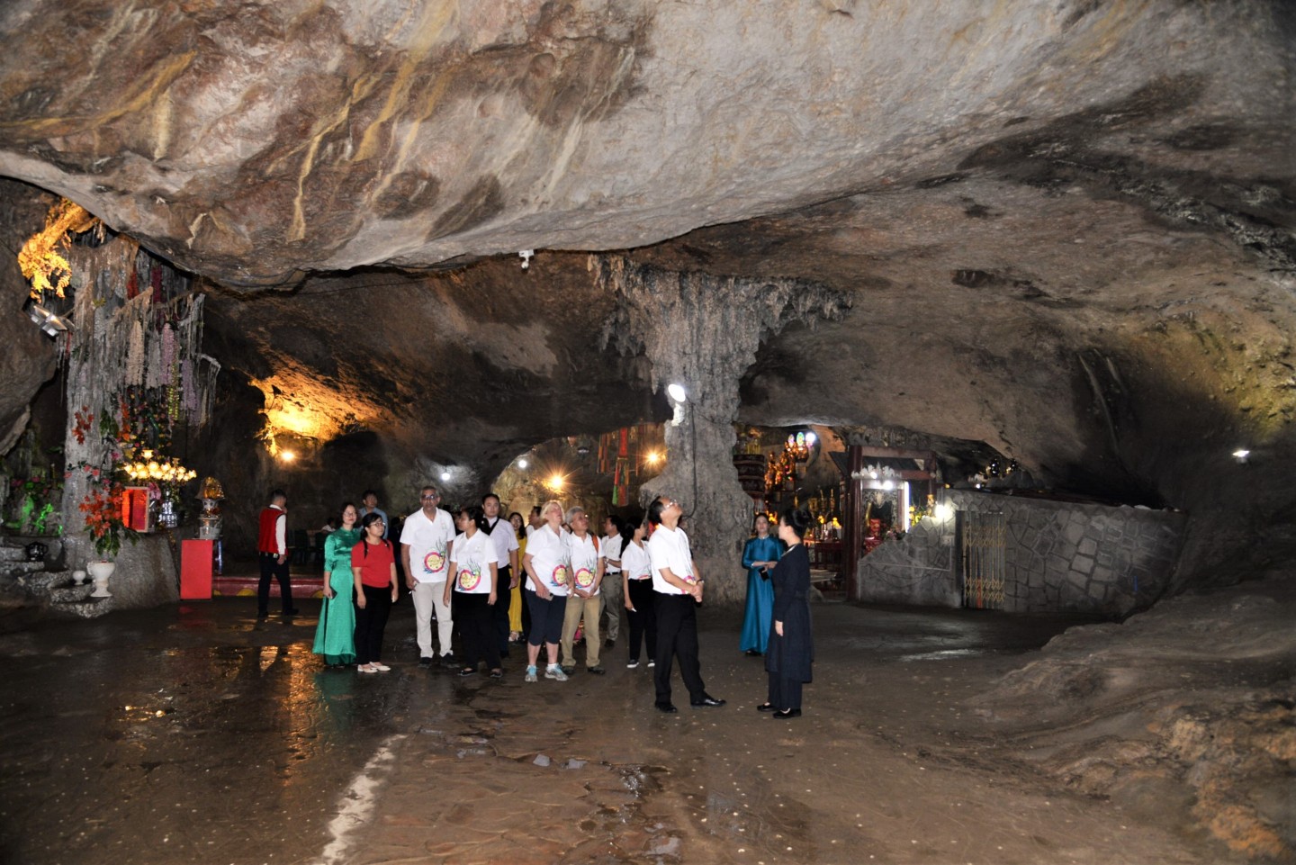 Cùng ngày chuyên gia Mạng lưới Công viên địa chất toàn cầu UNESCO đến thẩm định Điểm 29: Chùa Tam Thanh (Thành phố Lạng Sơn). Ngôi chùa có điểm độc đáo nằm trong hang động của khối núi đá vôi đã hình thành từ hơn 300 triệu năm trước. Trên trần và thành hang còn lưu giữ được hệ thống bia ma nhai, trong đó có tấm bia cổ nhất được khắc vào năm 1677, đặc biệt là có tượng phật A Di Ðà được tạc thẳng vào vách đá trong tư thế đứng trong hình lá đề mang phong cách thời Lê - Mạc.