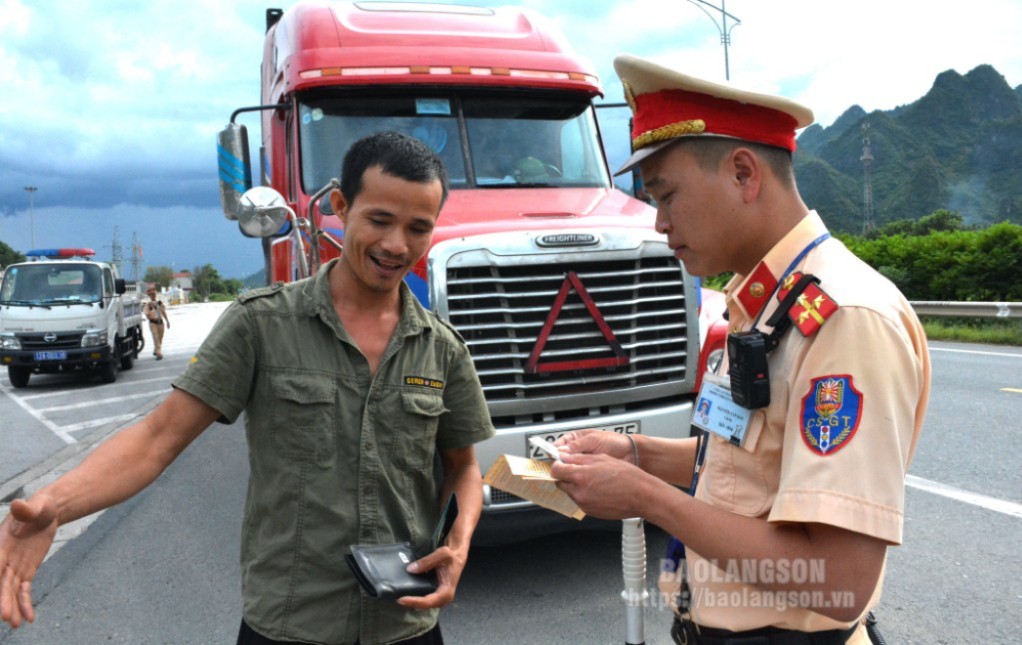 Lực lượng CSGT, Công an tỉnh Lạng Sơn kiểm tra hành chính lái xe tham gia giao thông trên tuyến QL 1A, đoạn qua địa bàn huyện Chi Lăng, tỉnh Lạng Sơn