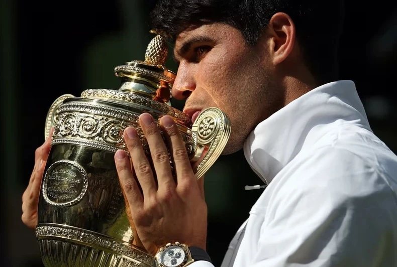 Carlos Alcaraz đã trở thành nhà vô địch Wimbledon 2024 sau khi có chiến thắng chóng vánh trước Novak Djokovic.