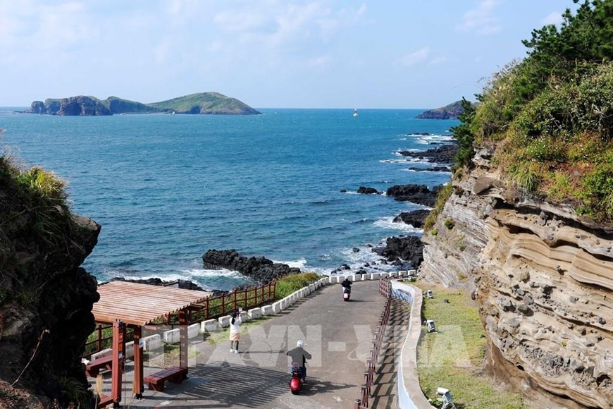 Đường mòn Suwonbong trên đảo Jeju. Ảnh: TTXVN 