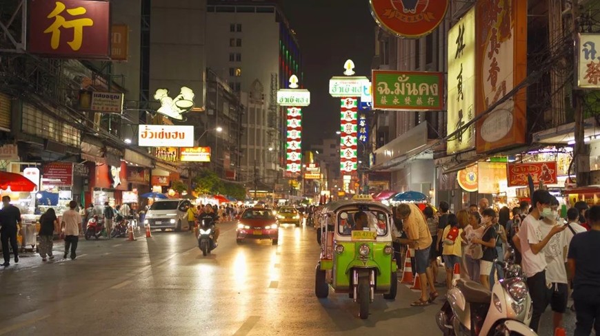 Chợ đêm trên đường Yaowarat, Bangkok, Thái Lan. Ảnh: stock.adobe.com 