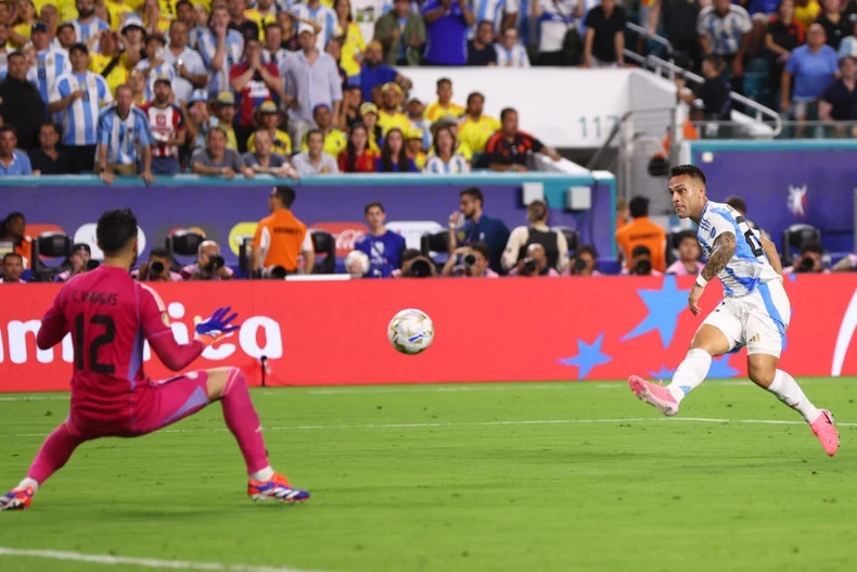 Lautaro Martinez ấn định chiến thắng 1-0 cho Argentina. (Ảnh: Marca)