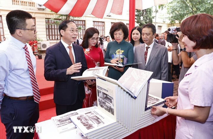 Bộ trưởng Bộ Ngoại giao Bùi Thanh Sơn và đại biểu xem sách ảnh “Hiệp định Geneva 1954 - Dấu mốc lịch sử trong sự nghiệp cách mạng Việt Nam.” (Ảnh: Doãn Tấn/TTXVN) 