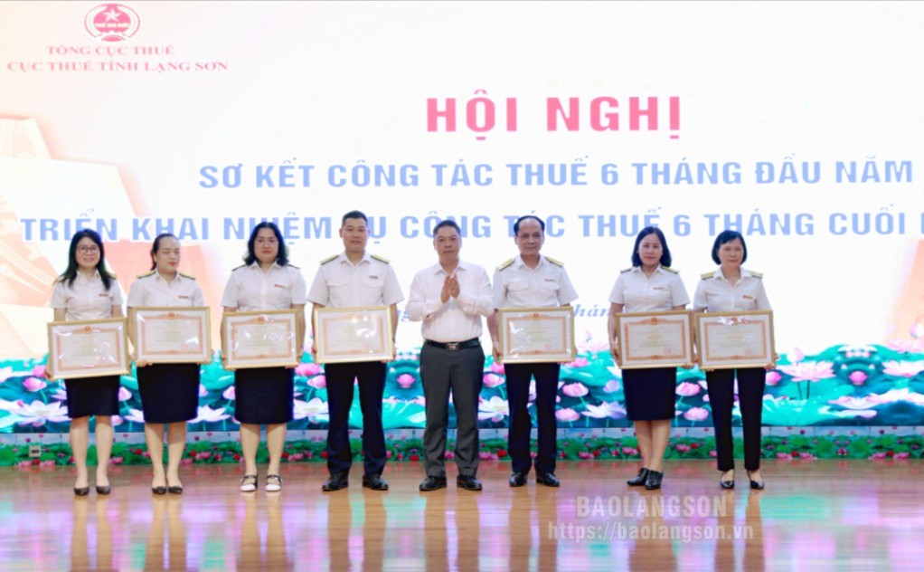 Thừa uỷ quyền của Thủ tướng Chính phủ, đồng chí Đoàn Thanh Sơn, Phó Chủ tịch UBND tỉnh trao Bằng khen của Thủ tướng Chính phủ cho các cá nhân thuộc Cục Thuế tỉnh