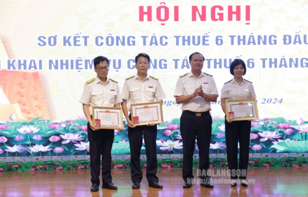 Lãnh đạo Cục Thuế tỉnh trao danh hiệu 