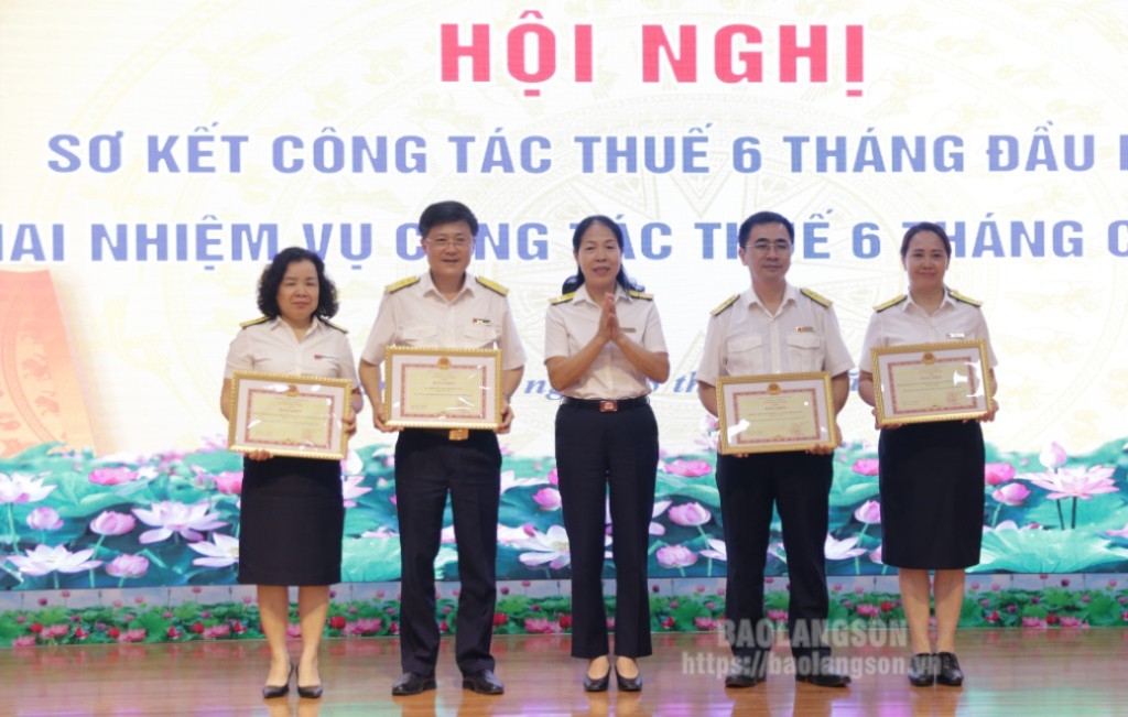 Lãnh đạo Cục Thuế tỉnh trao Bằng khen của Bộ trưởng Bộ Tài chính cho đại diện các tập thể 