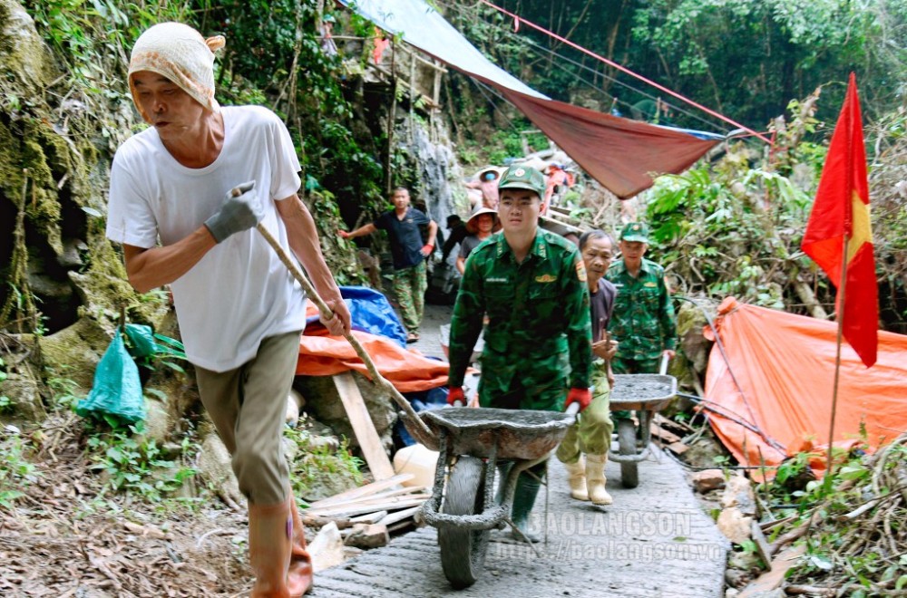 Cán bộ, chiến sĩ Đồn Biên phòng Pò Mã và người dân xã Quốc Khánh, huyện Tràng Định xây dựng đường kiểm tra cột mốc