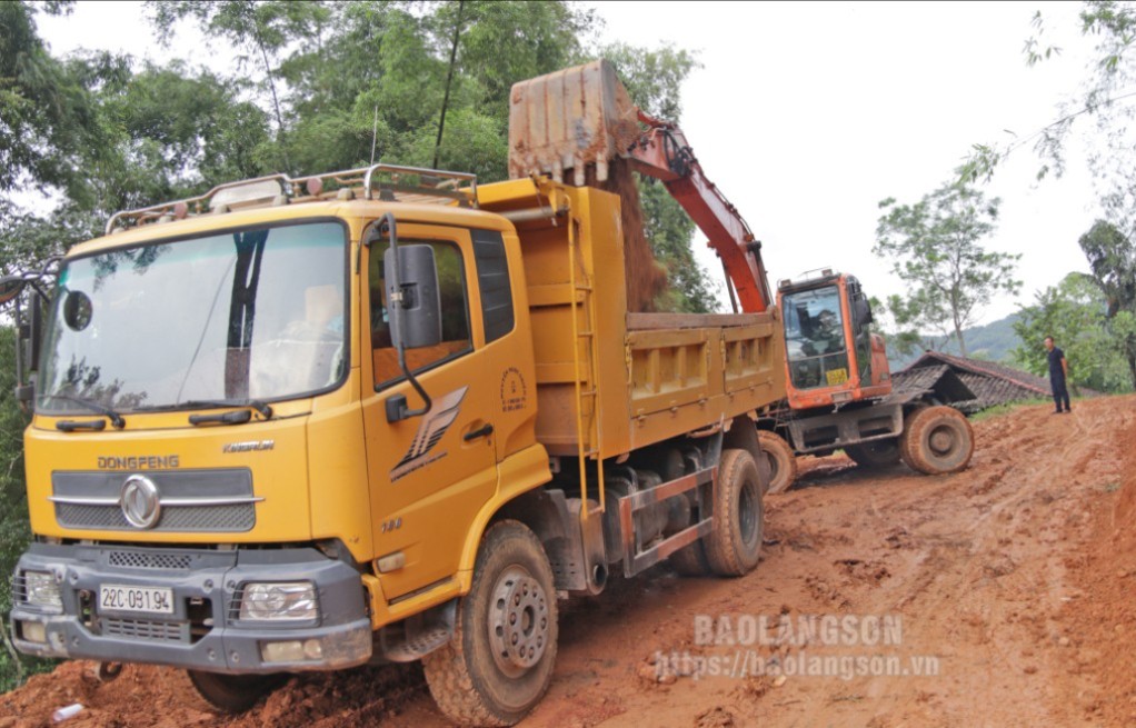 Thi công đường giao thông nông thôn trên địa bàn xã Thiện Thuật,  huyện Bình Gia