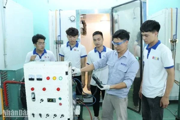 Thầy giáo Trường cao đẳng Cơ điện và Xây dựng Bắc Ninh hướng dẫn sinh viên thực hành nghề cơ điện. (Ảnh: Minh Thắng)