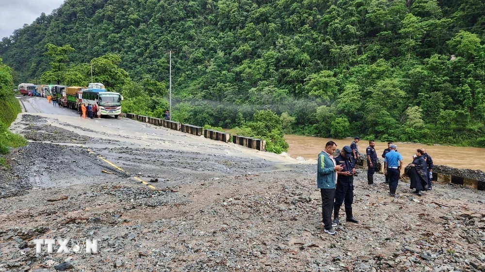 Hiện trường vụ lở đất tại huyện Chitwan, Nepal, ngày 12/7. (Ảnh: THX/TTXVN)