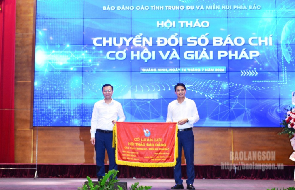 Lãnh đạo Trung tâm Truyền thông Quảng Ninh trao cờ luân lưu cho Báo Lào Cai