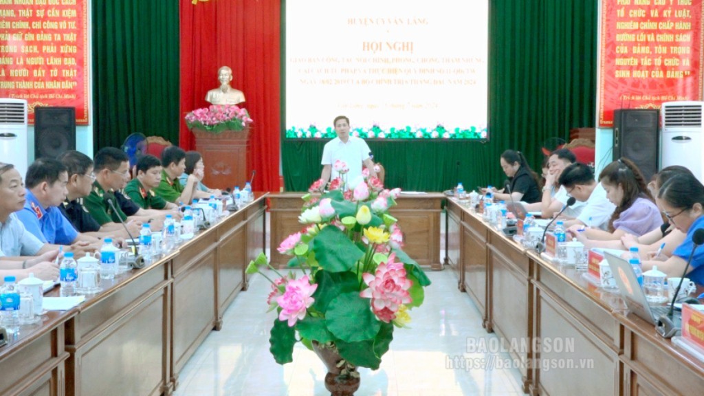 Lãnh đạo Huyện uỷ Văn Lãng phát biểu tại hội nghị