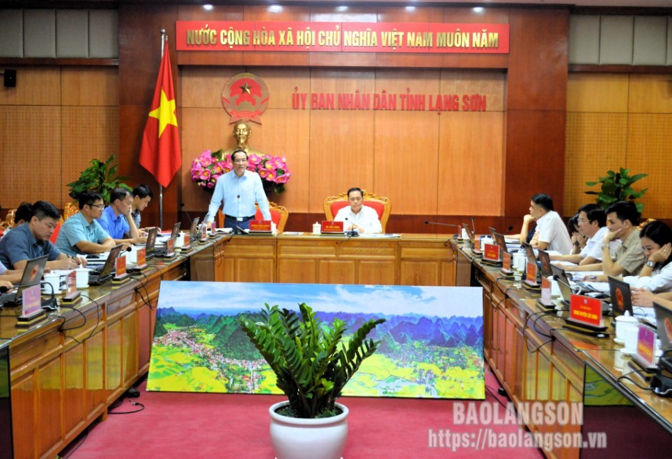 Đồng chí Dương Xuân Huyên, Ủy viên Ban Thường vụ Tỉnh ủy, Phó Chủ tịch Thường trực UBND tỉnh, Phó Trưởng Ban Chỉ đạo CCHC tỉnh điều hành phần thảo luận tại cuộc họp