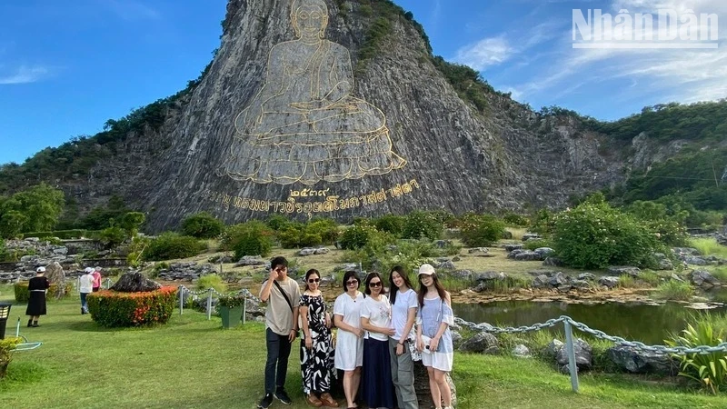 Một nhóm du khách Việt Nam tại Núi Phật vàng Khao Chee Chan, một địa điểm du lịch của Thái Lan tháng 6/2024. (Ảnh: XUÂN SƠN)