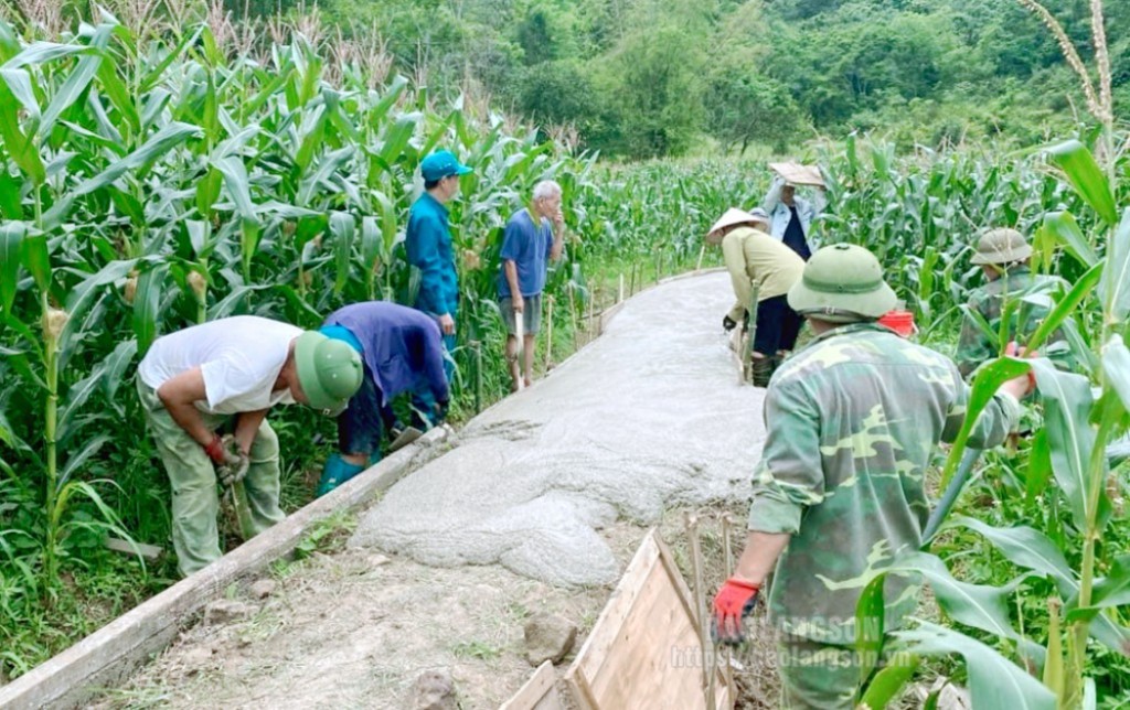  Các thành viên Ban Giám sát đầu tư của cộng đồng thị trấn Na Sầm, huyện Văn Lãng giám sát việc làm đường bê tông  tại khu 6 của thị trấn