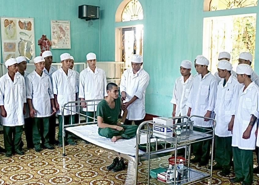 Giáo viên Khoa Chuyên môn kỹ thuật (Trường Quân sự Quân đoàn 12) huấn luyện thực hành nội dung điều dưỡng. Ảnh: LÂM NGỌC KIÊN 