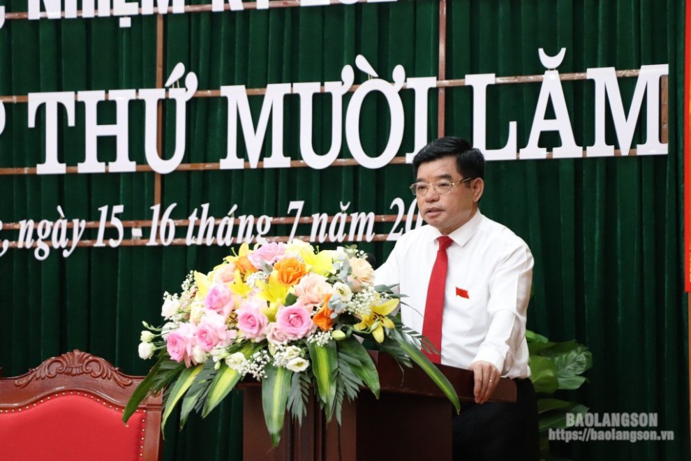 Đồng chí Lê Trí Thức, Tỉnh ủy viên, Bí thư huyện ủy, Chủ tịch HĐND huyện phát biểu tại kỳ họp
