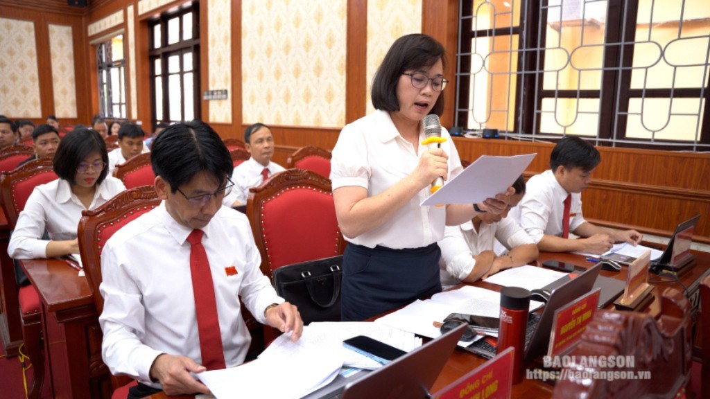 Đại biểu nêu ý kiến chất vấn tại kỳ họp